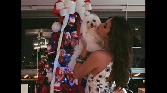 Bruna Marquezine usa look curto e posa com cadela no Natal: 'Noite abençoada'