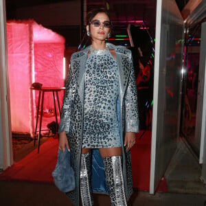 Bruna Marquezine escolheu vestido, sobretudo e botas até o joelho para festa inspirada nos anos 2000