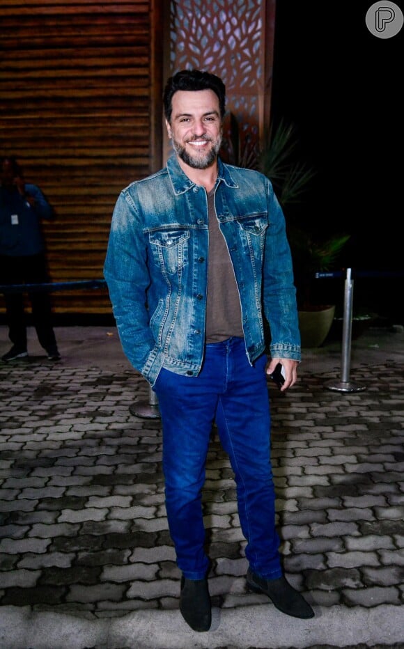 Rodrigo Lombardi usou calça e jaqueta jeans para a festa das novelas 'Pantanal' e 'Travessia'