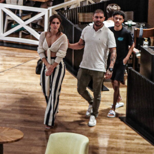 Paolla Oliveira esteve em shopping acompanhada de Diogo Nogueira e filho do cantor