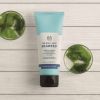 Esfoliante facial algas marinhas, The Body Shop: com partículas naturais na composição, o produto limpa profundamente a região aplicada