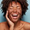 A esfoliação do rosto pode ser feita em todos os tipos de pele, basta saber o produto e a regularidade ideais para melhores resultados