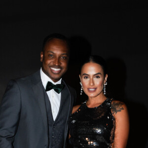 Thiaguinho e Carol Peixinho prestigiaram casamento de Tiago Abravanel e Fernando Poli