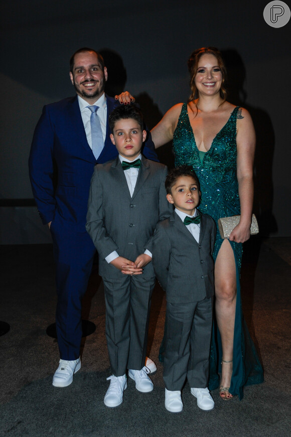 Irmã de Tiago Abravanel, Ligia, e sua família, também posaram elegantes antes do casamento