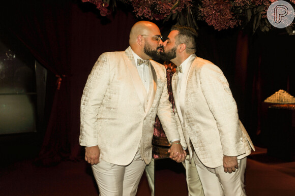 Tiago Abravanel e Fernando Poli trocaram beijos em casamento
