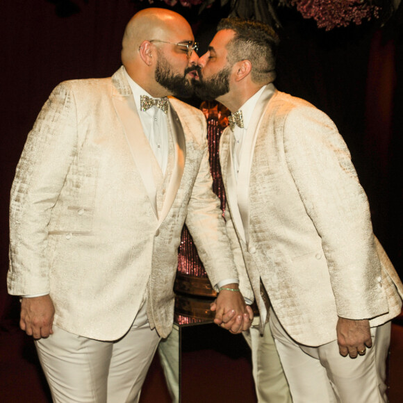 Tiago Abravanel e Fernando Poli trocaram beijos em casamento