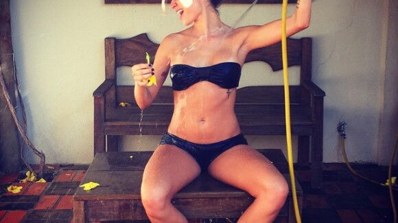 Thaila Ayala posta foto de biquíni e toma banho de mangueira: 'Muito calor'