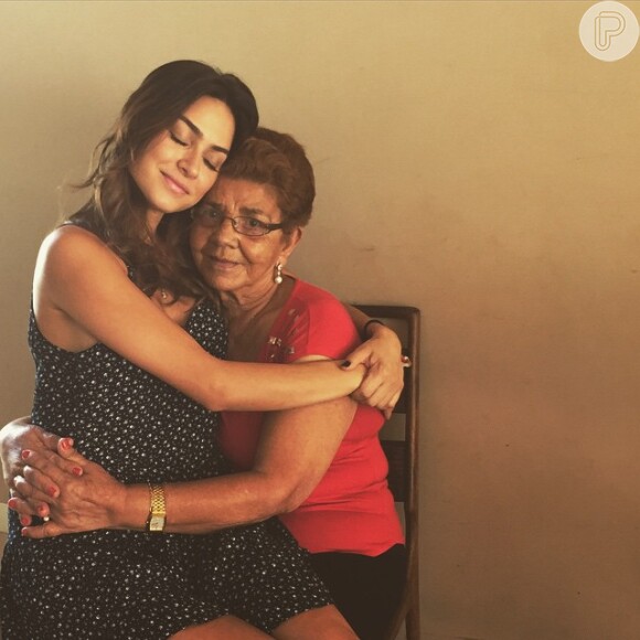 Mais cedo, Thaila Ayala postou uma foto com a sua avó: 'Melhor colo'