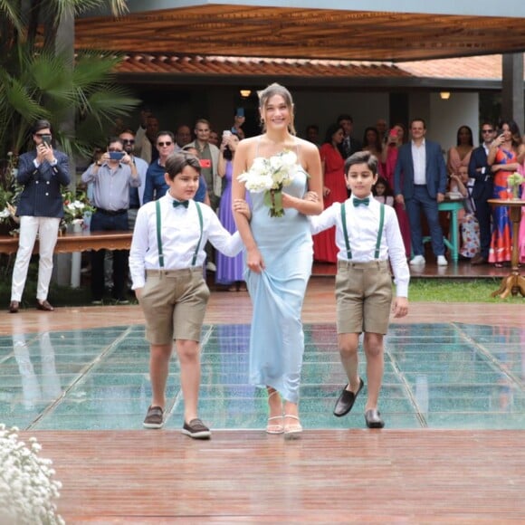 Sasha Meneghel entrou de mãos dadas com os irmãos, David (8 anos) e Mikael (7), e carregando as alianças no casamento de Luciano Szafir, pai deles, e Luhanna Szafir