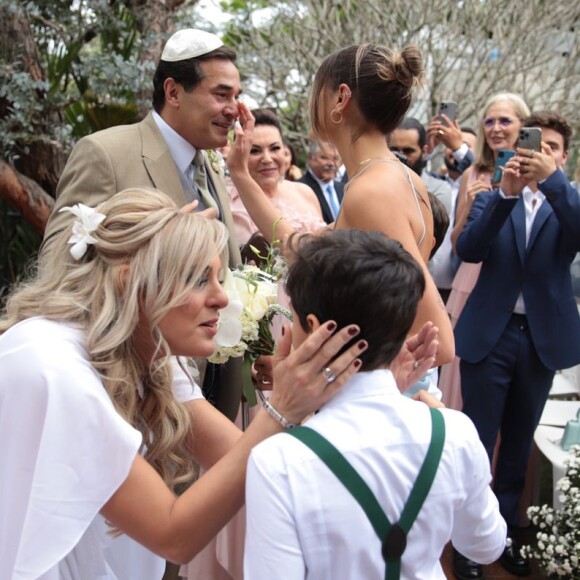 Pai de Sasha Meneghel, Luciano Szafir, teve lágrimas enxugadas pela filha em seu casamento com Luhanna Szafir