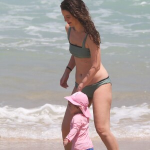 Filha de Nathalia Dill e Pedro Curvello, caminhou com mãe na praia