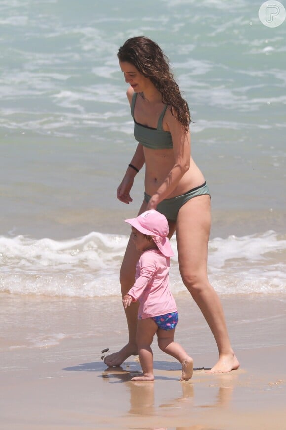 Filha de Nathalia Dill e Pedro Curvello, caminhou com mãe na praia