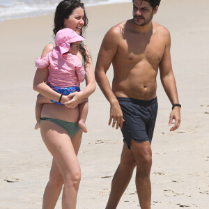 Filha de Nathalia Dill e Pedro Curvello aproveitou o dia de sol com os pais na praia de São Conrado, no Rio de Janeiro