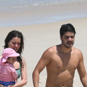 Nathalia Dill e Pedro Curvello aproveitam o dia de folga com a filha em praia do Rio
 