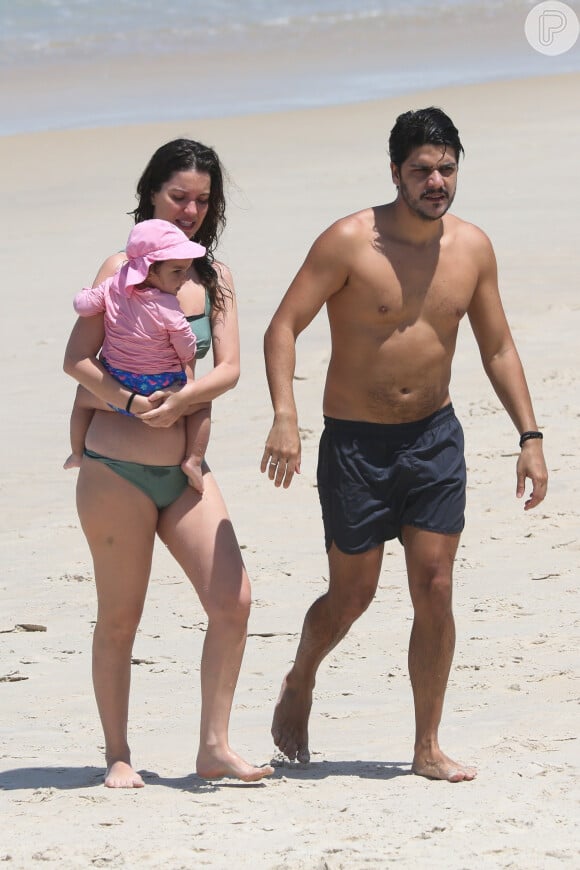 Nathalia Dill e Pedro Curvello aproveitam o dia de folga com a filha em praia do Rio
 