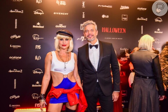 Flávia Alessandra e Otaviano Costa capricharam na fantasia em festa Halloween em SP