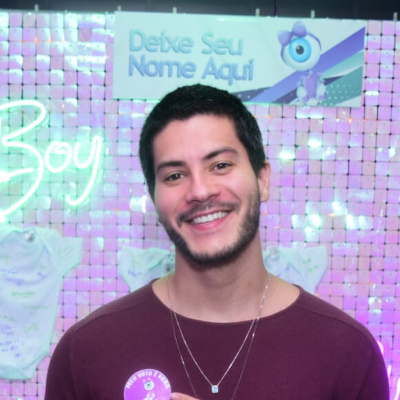 Arthur Aguiar contou que viu a cor da tinta que revelaria sexo do bebê de Viih Tube