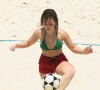 Larissa Manoela demonstrou muita habilidade com a bola em treino na praia
