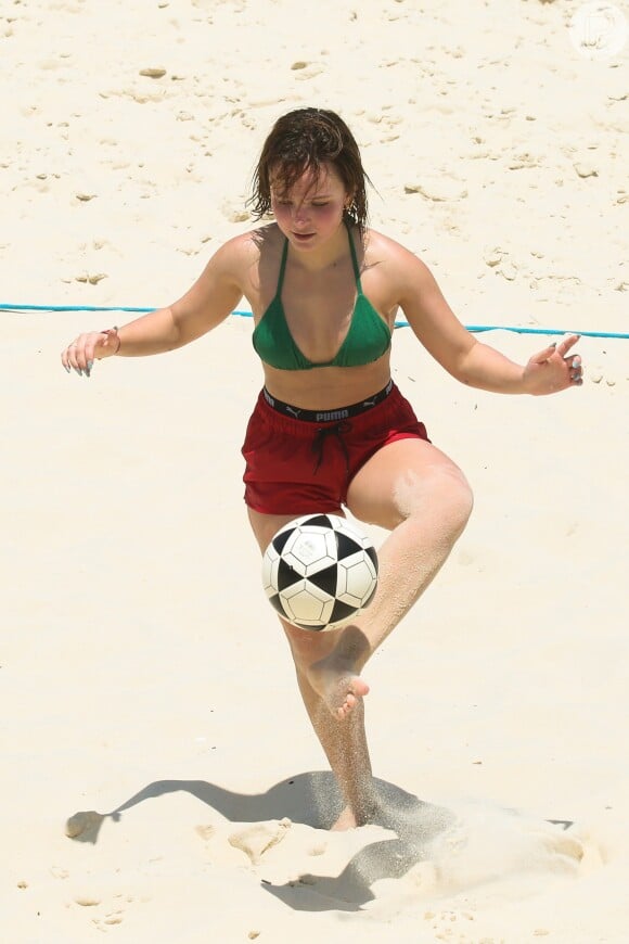 Larissa Manoela demonstrou muita habilidade com a bola em treino na praia