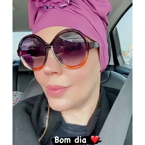 Simony surgiu com um novo estilo para esconder a queda dos cabelos e adotou um turbante
