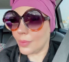 Simony apareceu com um turbante rosa e óculos escuros para dar bom dia aos seguidores