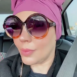 Simony apareceu com um turbante rosa e óculos escuros para dar bom dia aos seguidores