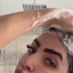 Jade Picon fez biquinho para câmera ao exibir vídeo de banho