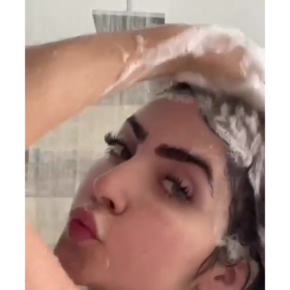Jade Picon fez biquinho para câmera ao exibir vídeo de banho