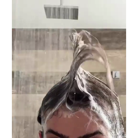 Jade Picon fez gracinha com a espuma durante banho