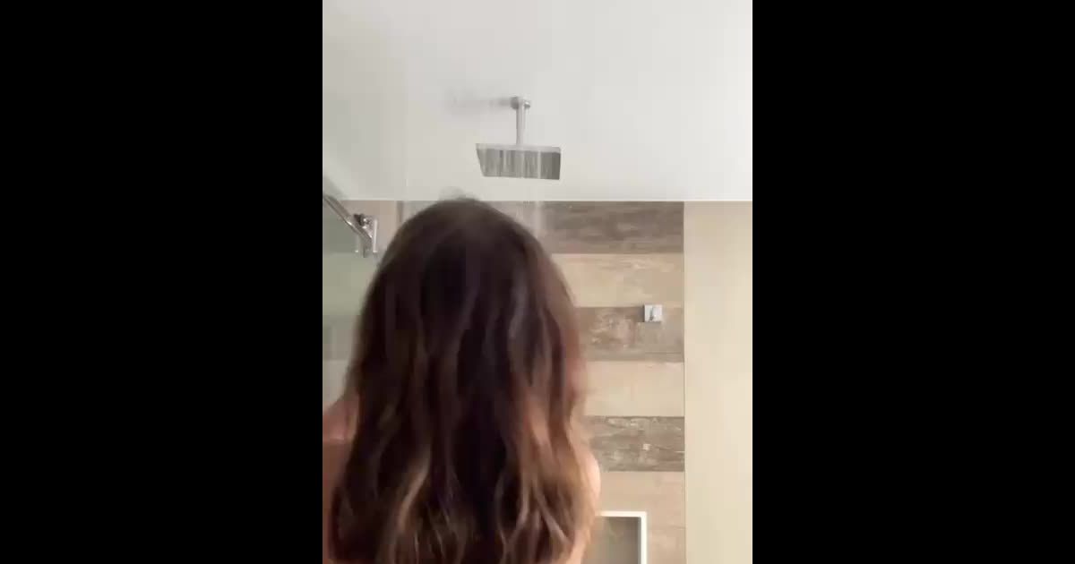 Nua, Jade Picon ainda exibiu a marquinha de biquíni na web Purepeople