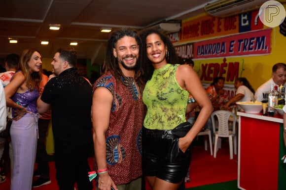 Paulo Lessa, estrela de 'Cara e Coragem', posa com a esposa, Cindy Cruz, em evento da Grande Rio
