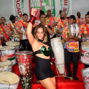Paolla Oliveira deu show de samba no pé a frente da bateria da Grande Rio