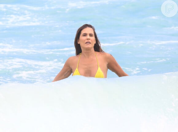 Deborah Secco foi à praia em um dia nublado no Rio de Janeiro