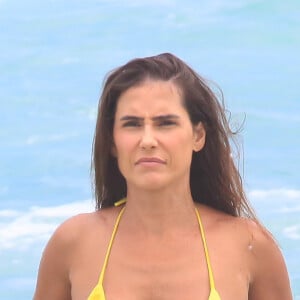 Biquíni de Deborah Secco valorizou barriga sarada da atriz