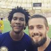 Rafael Cardoso se diverte em partida de futebol entre artistas no Maracanã
