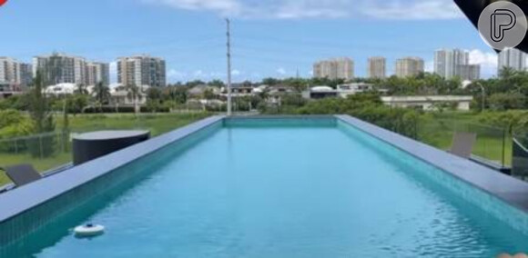 Casa que Marina Ruy Barbosa deu para mãe apresenta duas áreas de lazer: uma no térreo com piscina coberta e outra no topo da mansão