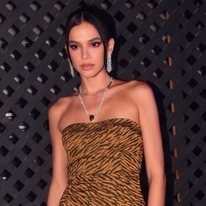 Bruna Marquezine é chamada de 'it girl', queridinha de marcas da moda