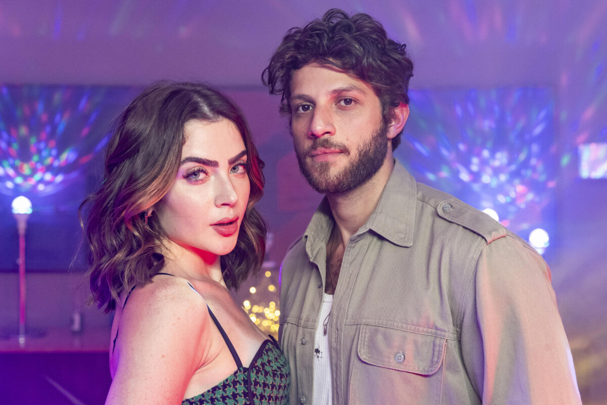 Foto: Na novela 'Travessia', namoro de Ari (Chay Suede) e Chiara (Jade ...