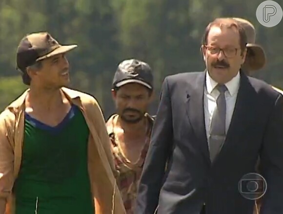 Na novela 'O Rei do Gado', Caxias (Carlos Vereza) foi vítima de emboscada em acampamento sem-terra