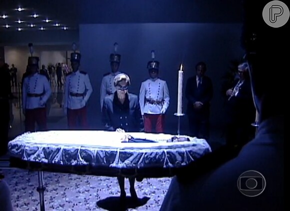 Na novela 'O Rei do Gado', Carlos Vereza dormiu no caixão ao gravar cena do velório de seu personagem, Caxias