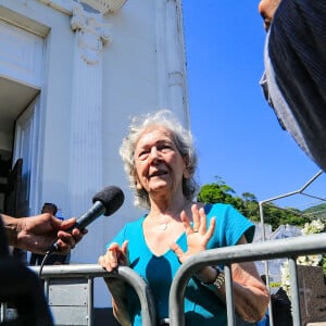 Dona Maria, mãe de Susana Naspolini, conversou com a imprensa no velório da filha