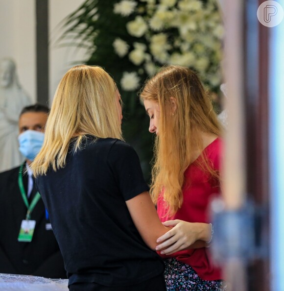 Filha de Susana Naspolini foi consolada por amigos e familiares no velório da mãe