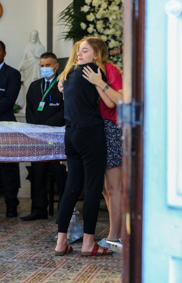 Julia, filha de Susana Naspolini, ganhou abraços no velório da mãe