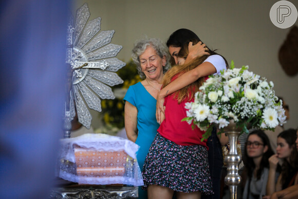 Filha de Susana Naspolini é consolada em velório da mãe; de azul, está Dona Maria, mãe da jornalista