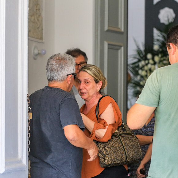 Irmã de Susana Naspolini chorou no velório da jornalista