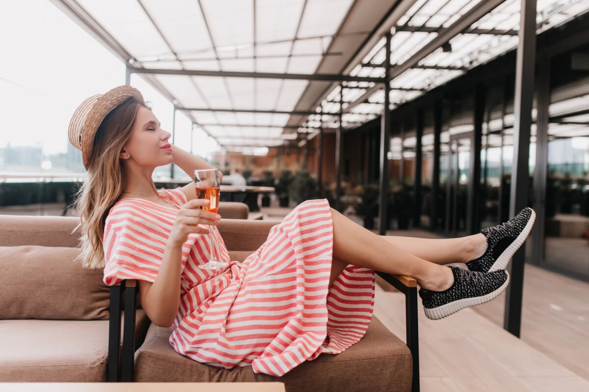 Vestido shops listrado preto e branco com tenis