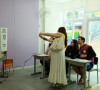 Claudia Raia fez fotos com os mesários ao votar em São Paulo no 2º turno da eleição 2022