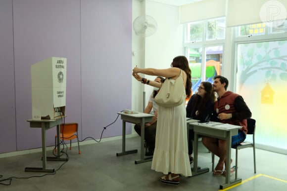 Claudia Raia fez fotos com os mesários ao votar em São Paulo no 2º turno da eleição 2022