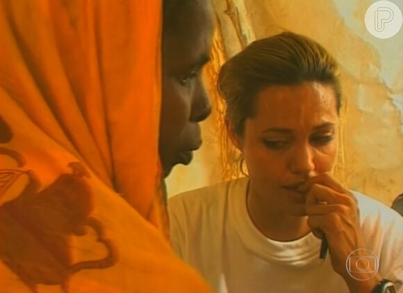 Angelina Jolie se emociona em visita à África