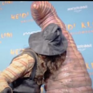 Marido de Heidi Klum, Tom Kaulitz foi fantasiado de pescador, fazendo par com a fantasia da modelo, de minhoca